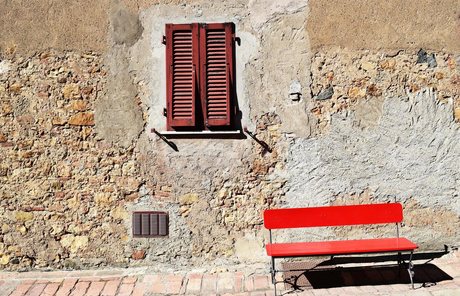 fenêtre en bois marron et banc rouge photo