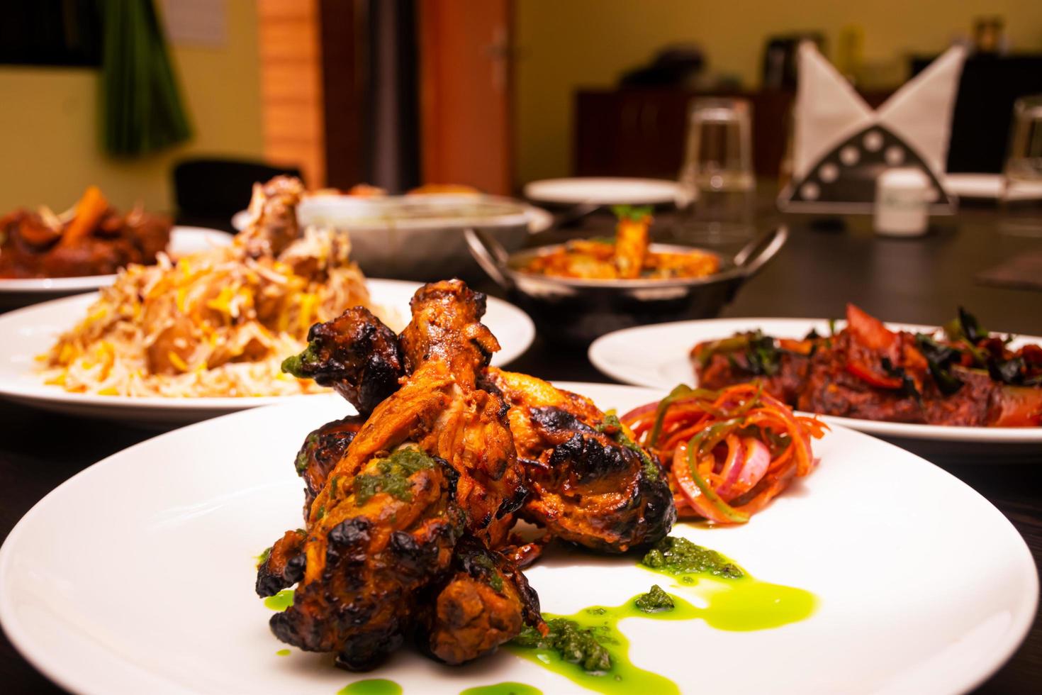 le concept de cuisses de poulet de la cuisine indienne avec des épices et des chaussures photo