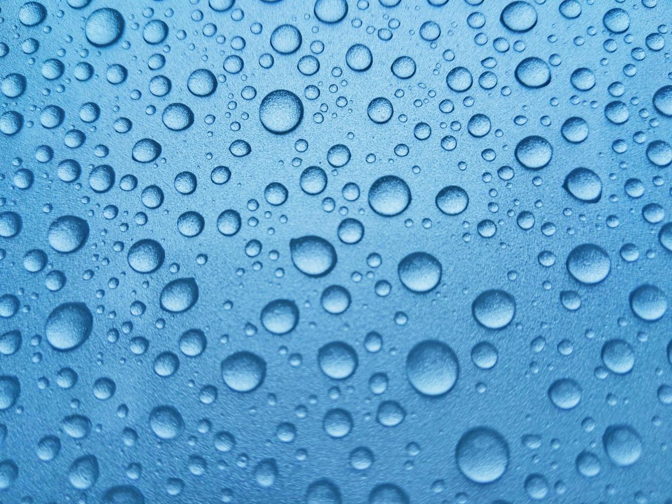 gouttes de pluie sur fond bleu photo