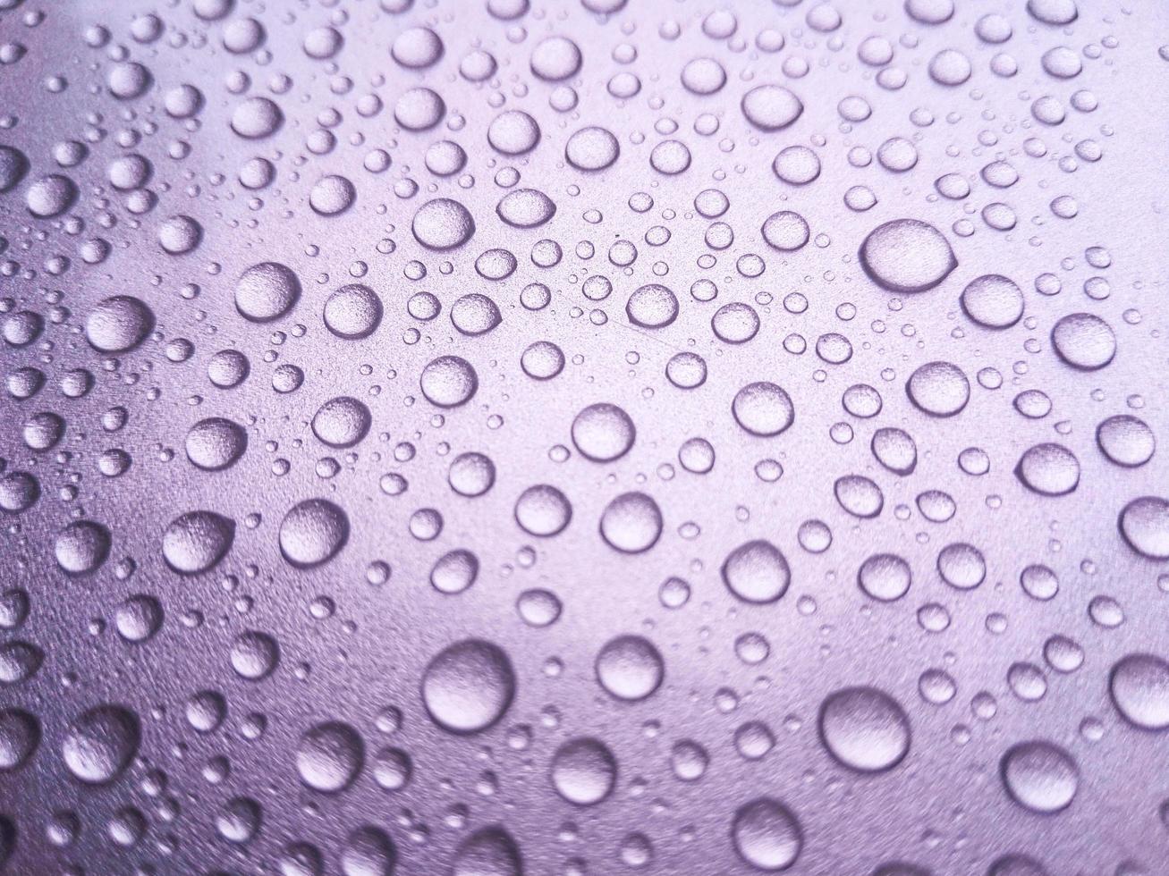 Goutte de rosée de pluie sur un fond de couleur violette photo