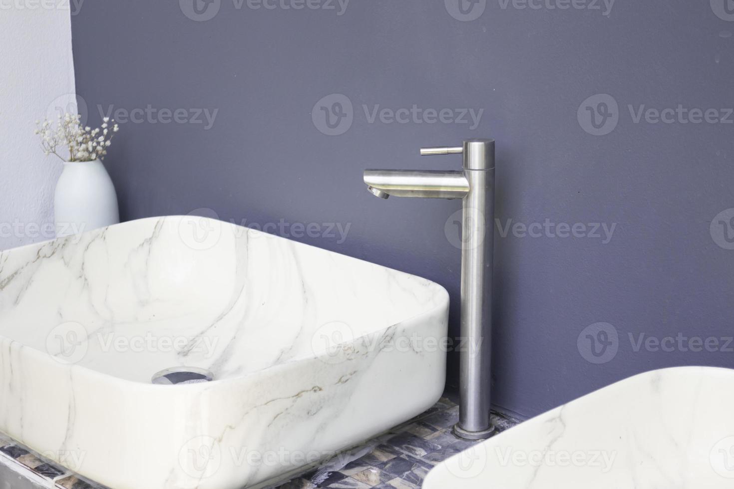 salle de bain avec WC lavabo en marbre photo