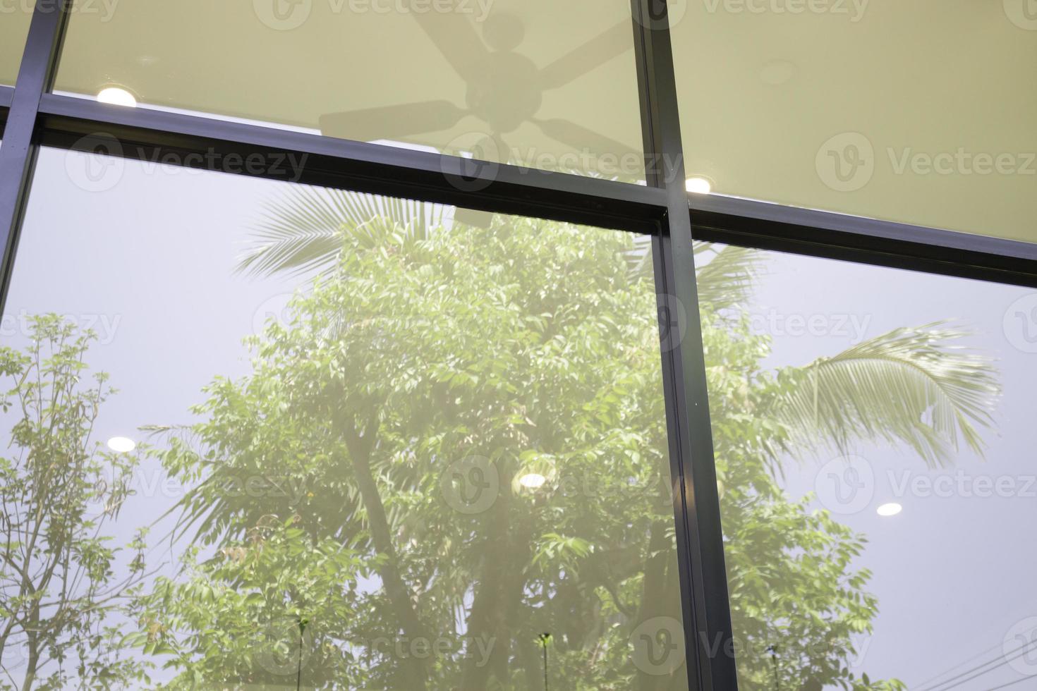 L'extérieur de l'architecture du bâtiment en verre de bureau photo