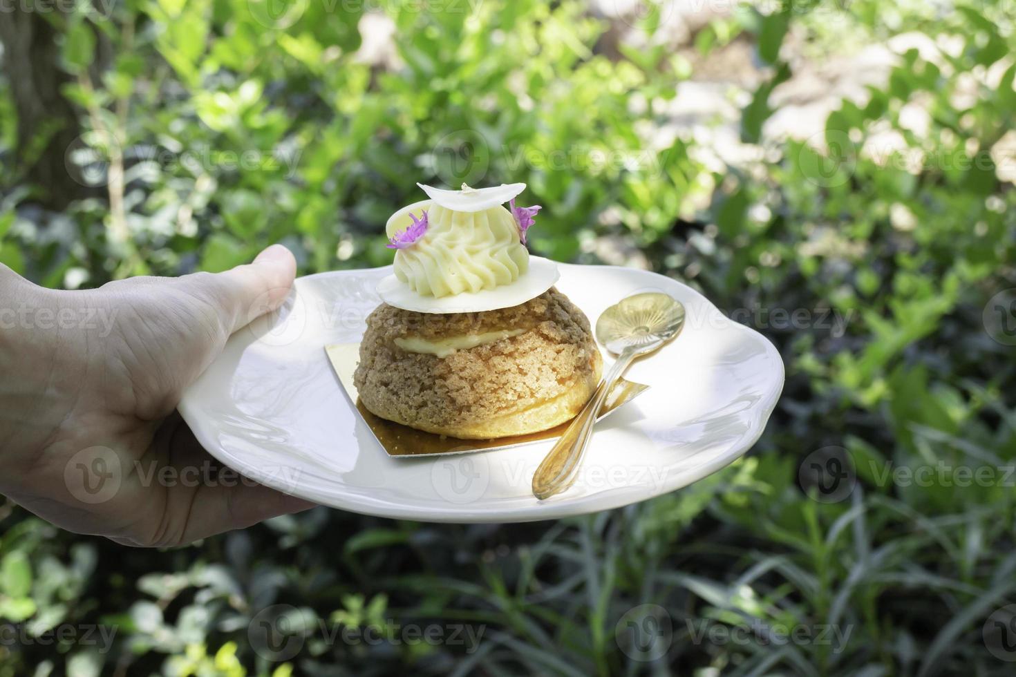 brioches de pâte à choux saupoudrées de chocolat blanc photo