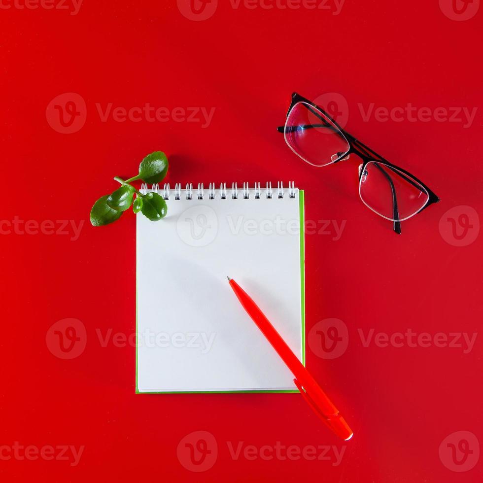 fournitures de bureau sur fond rouge photo