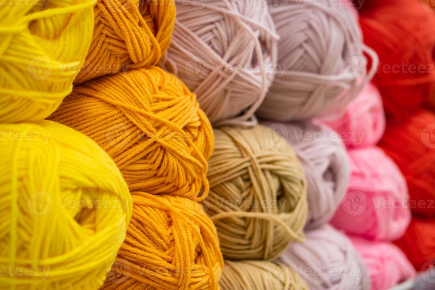 la texture des fils de laine moelleux multicolores pour le tricot photo