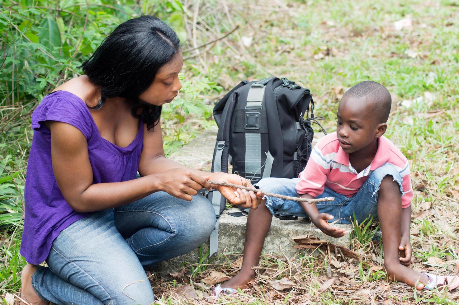 jeune femme et le petit garçon pour un pique-nique photo