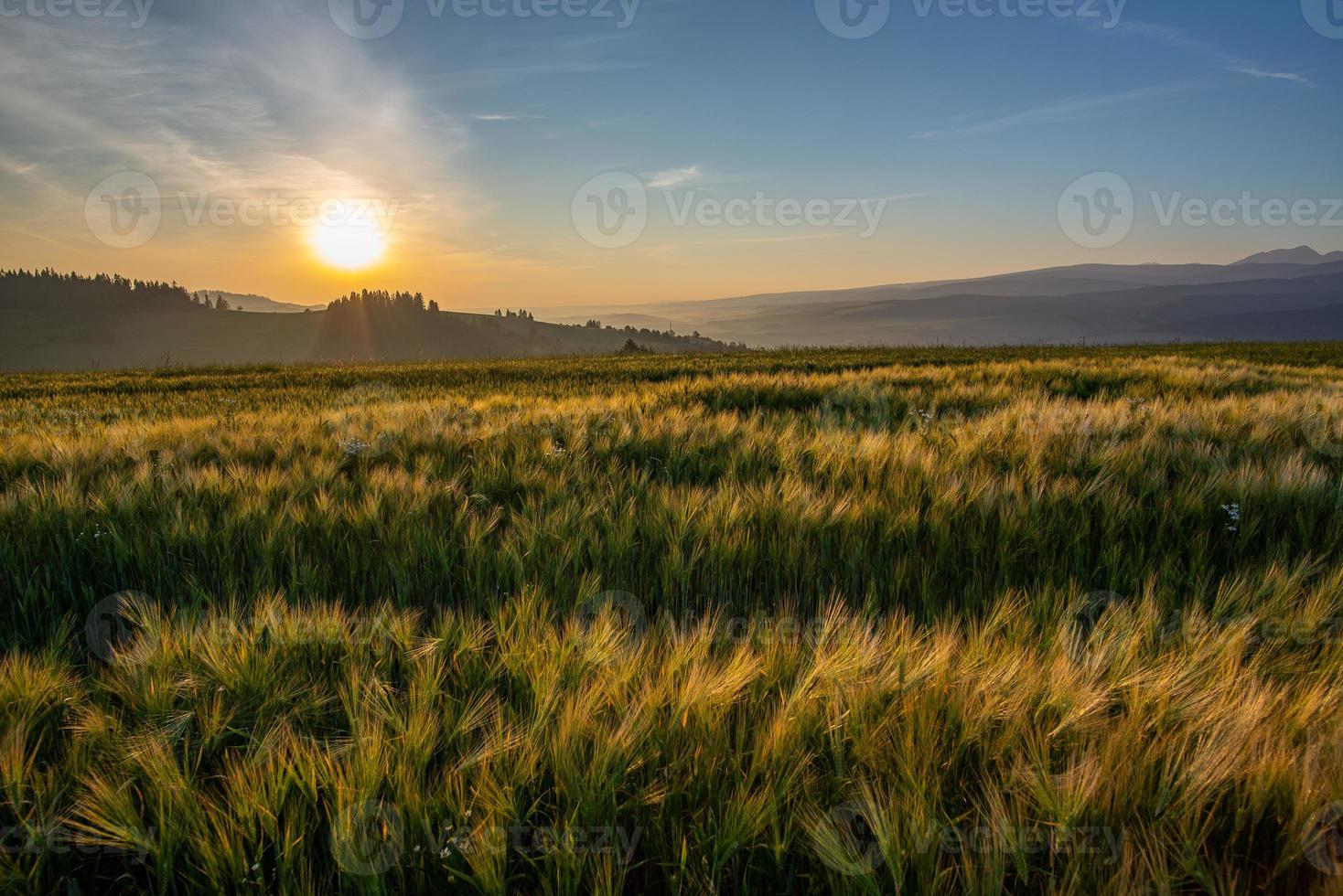 lever du soleil dans les montagnes photo