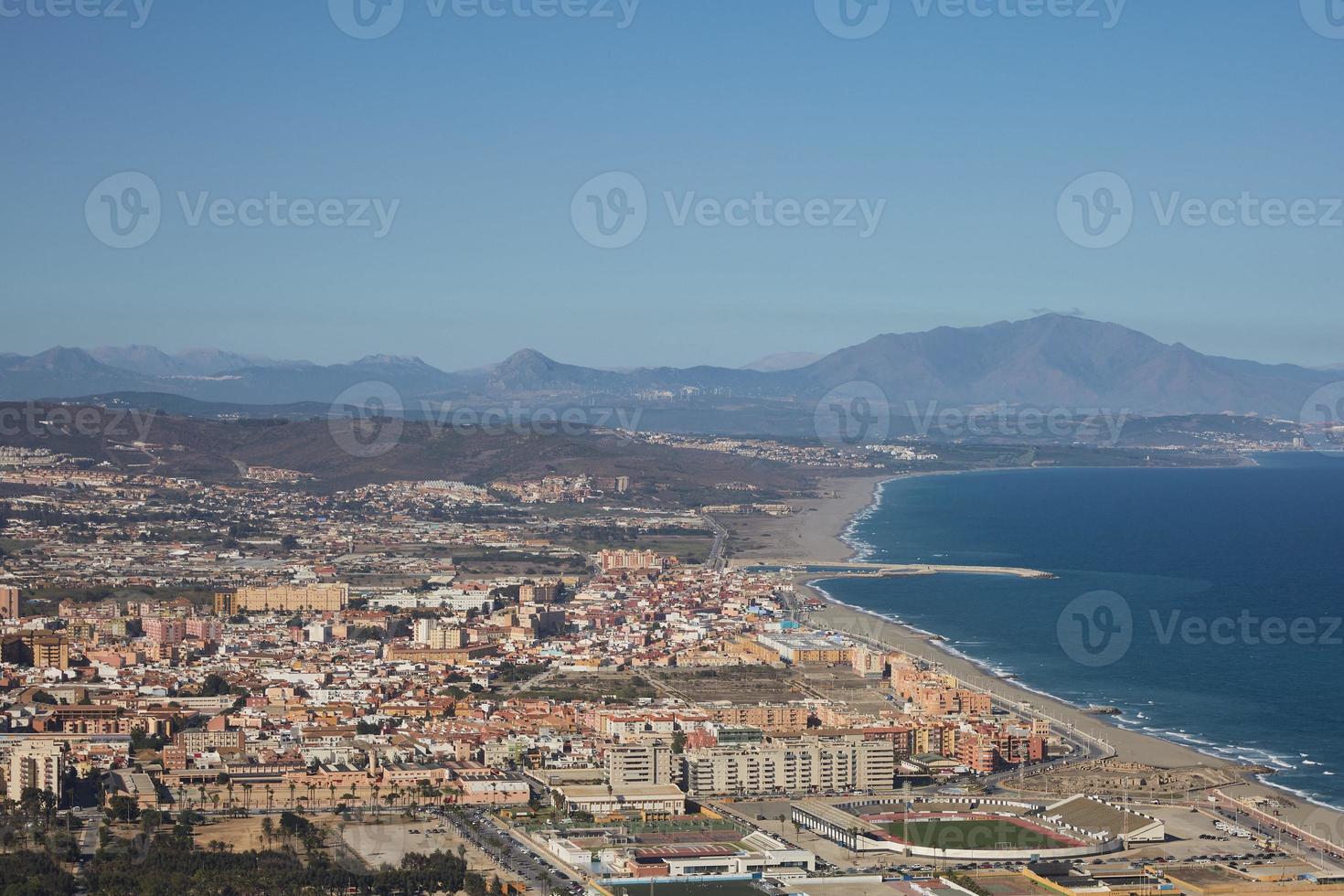 Plage et zone résidentielle à Gibraltar en territoire britannique d'outre-mer photo