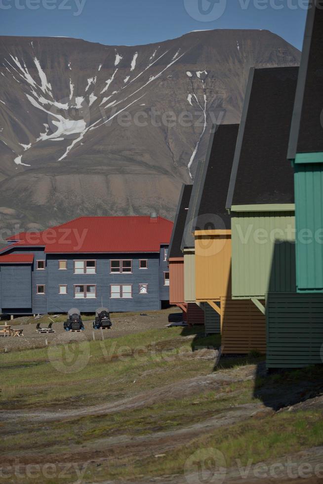 Maisons en bois colorées traditionnelles sur une journée ensoleillée à longyearbyen svalbard photo