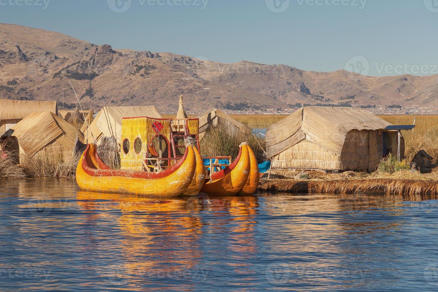 Reed Boat sur l'île d'Uros au lac Titicaca au Pérou et en Bolivie photo