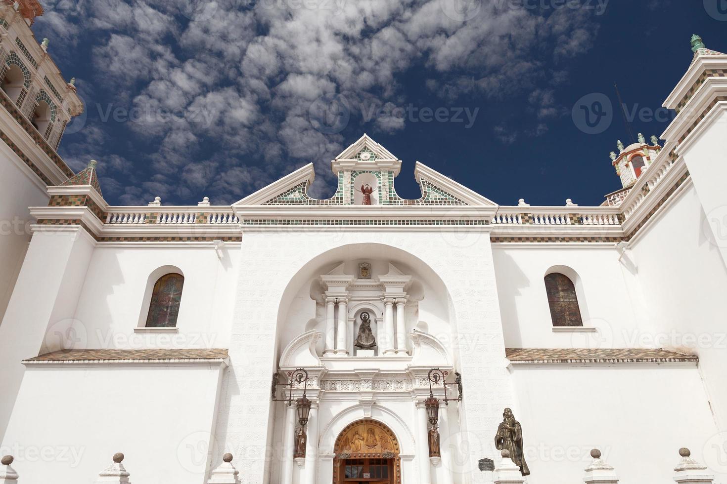 Façade de la basilique de notre dame de copacabana bolivie photo