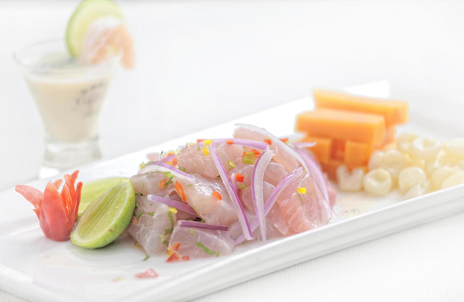 Plat ceviche symbole de la gastronomie péruvienne au Pérou photo