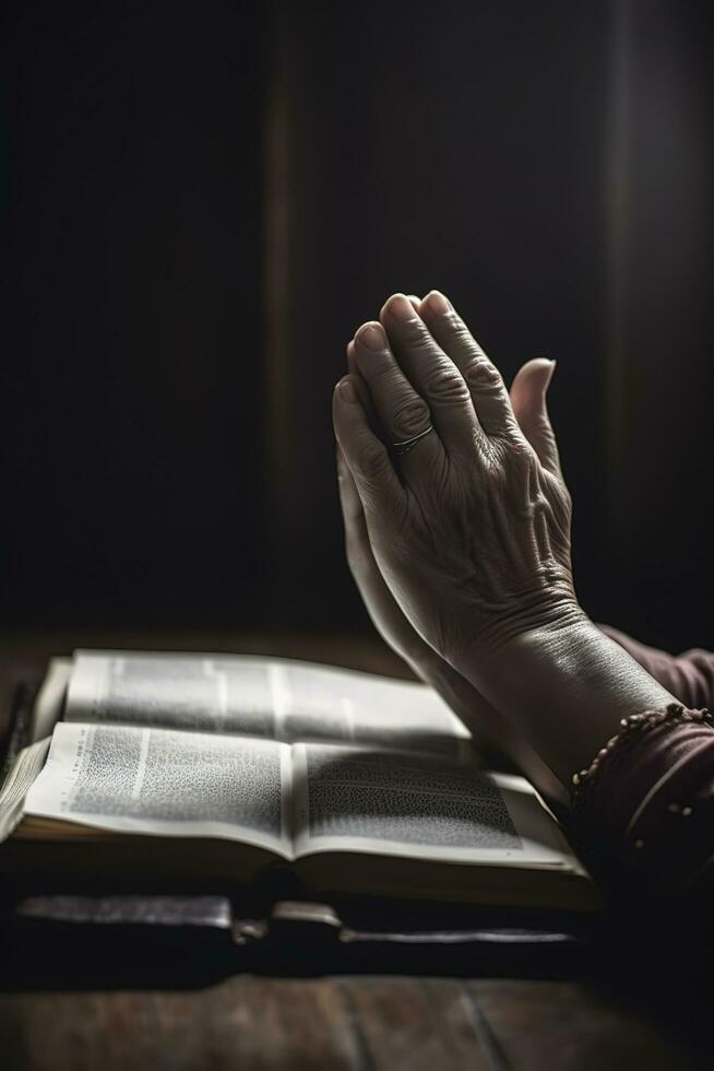 Bible, femmes en train de lire de le saint Bible, produire ai photo