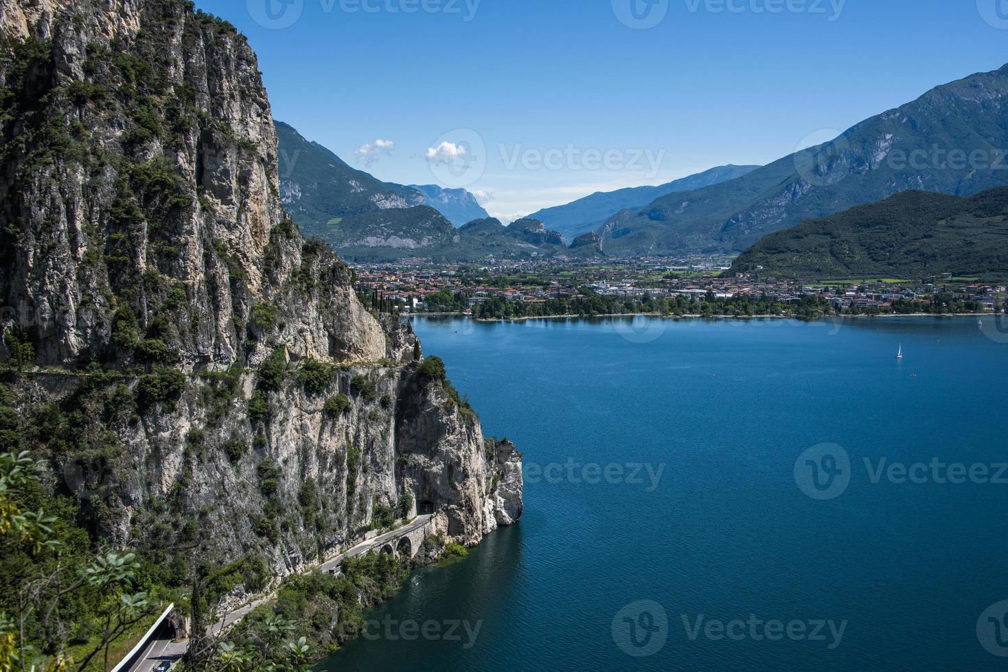 le lac de garde et les montagnes du trentino alto adige photo