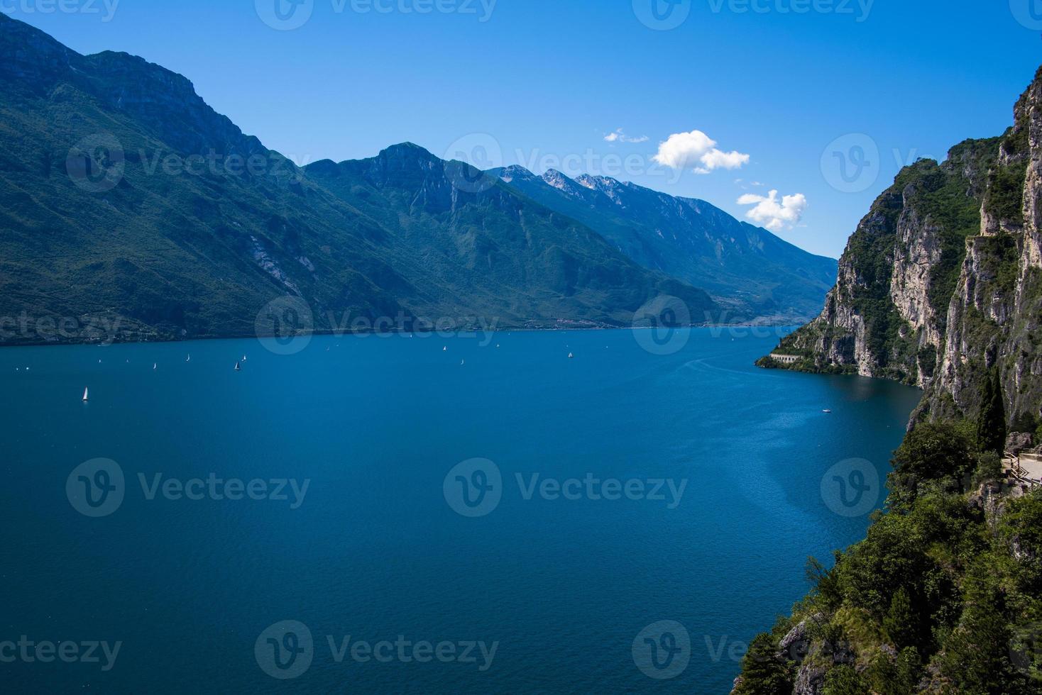 le lac de garde et les montagnes du trentino alto adige photo