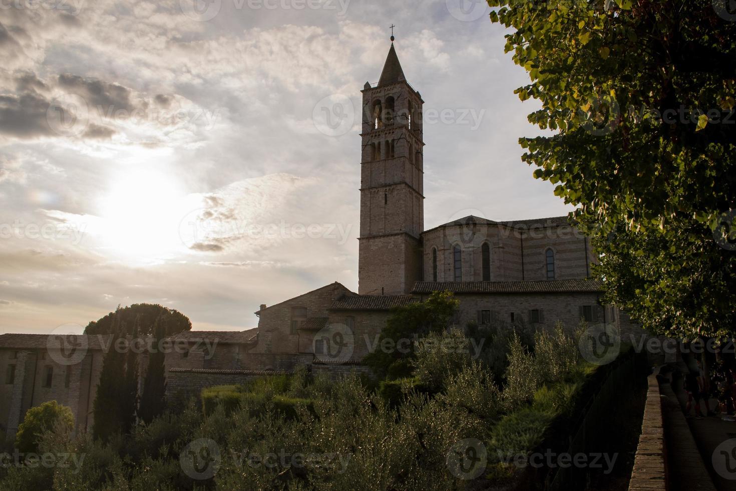 st. Église de Chiara à Assise, Ombrie, Italie au crépuscule avec des nuages photo