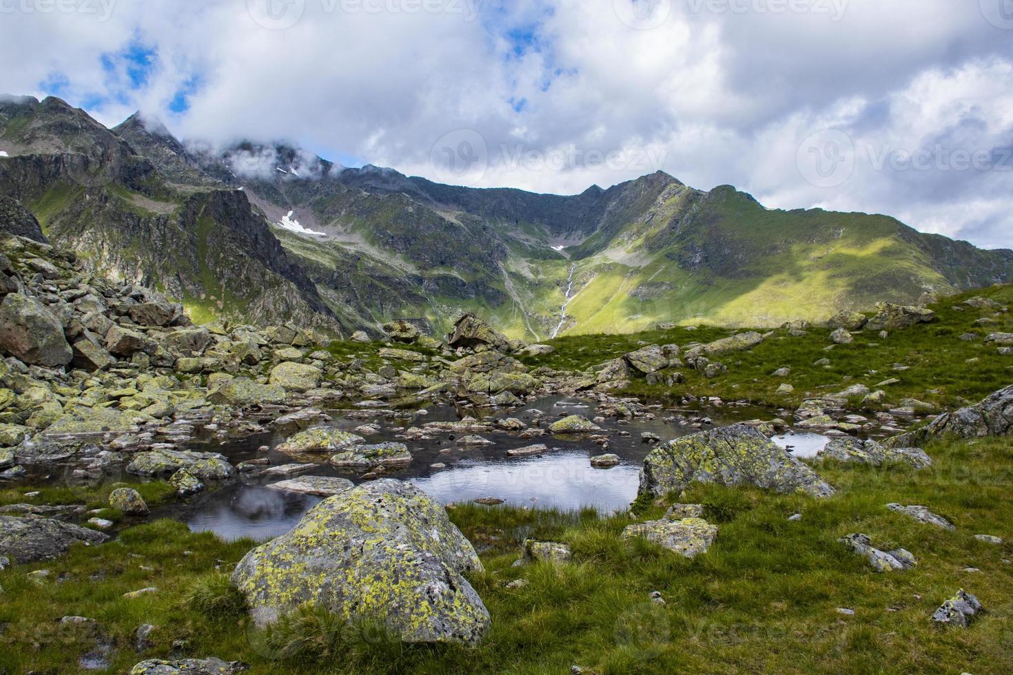 Petit lac alpin dans les Alpes autrichiennes du Tyrol photo