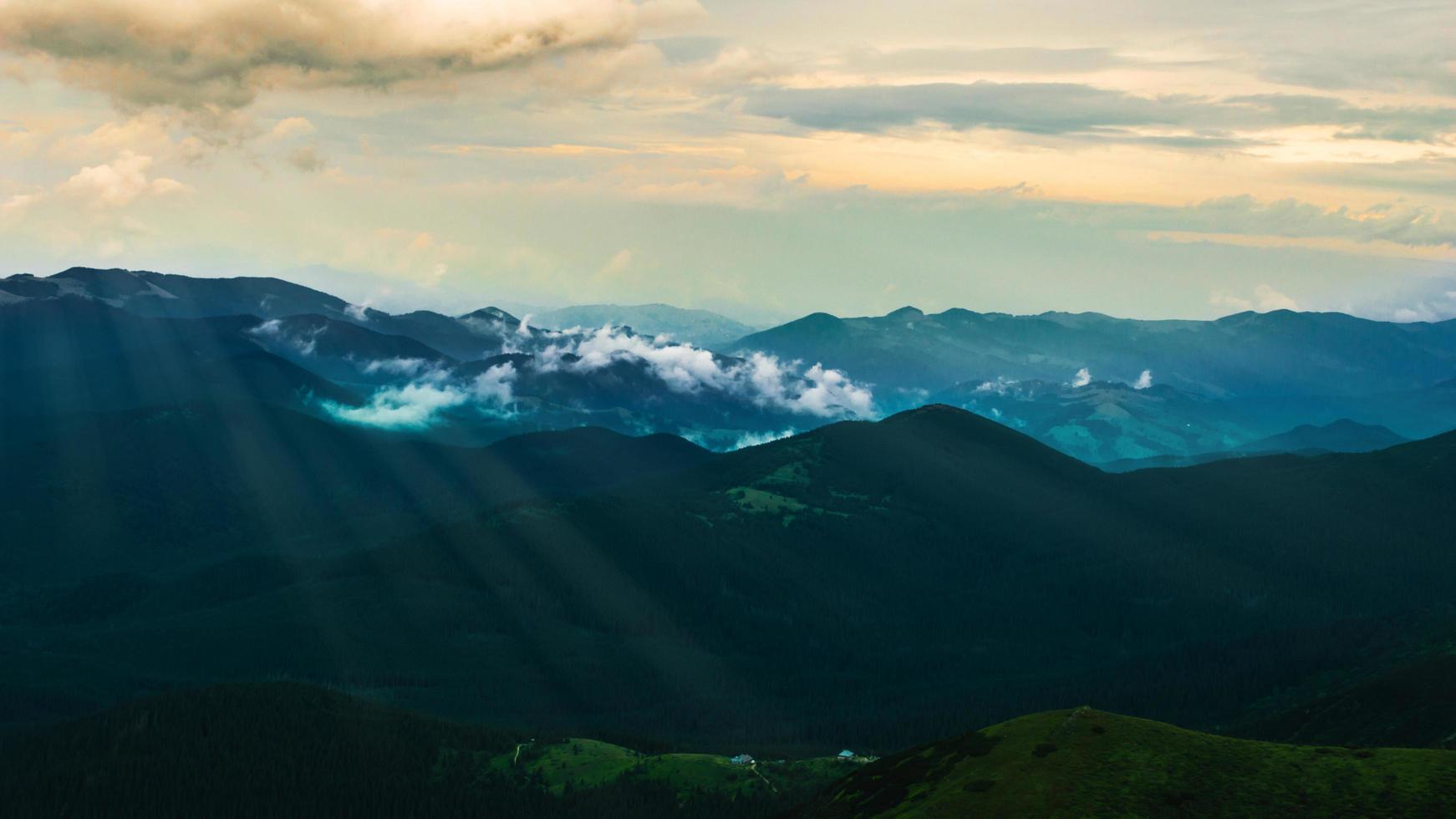 Panorama des montagnes des Carpates de collines verdoyantes en montagne d'été photo