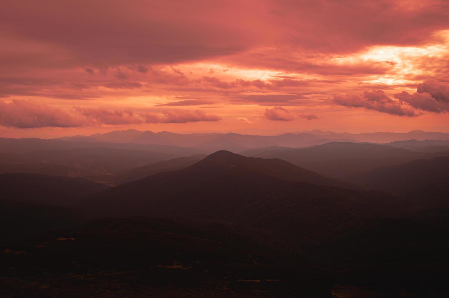 Panorama des montagnes des Carpates de collines verdoyantes en montagne d'été photo