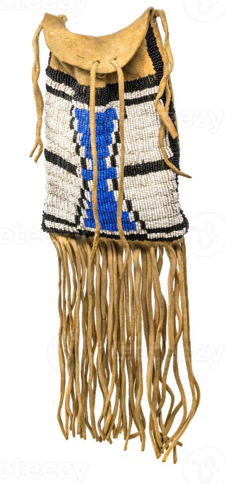 sac des Indiens d'Amérique du Nord en peau de daim brodé de perles de verre colorées et de cordons en cuir photo