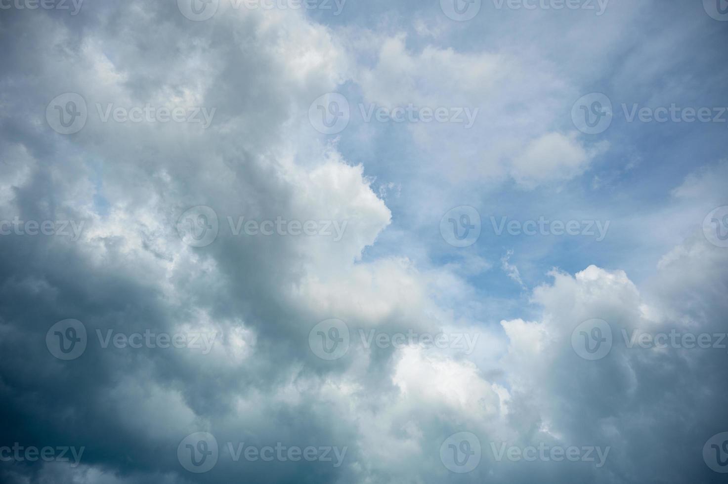 ciel bleu avec des nuages photo