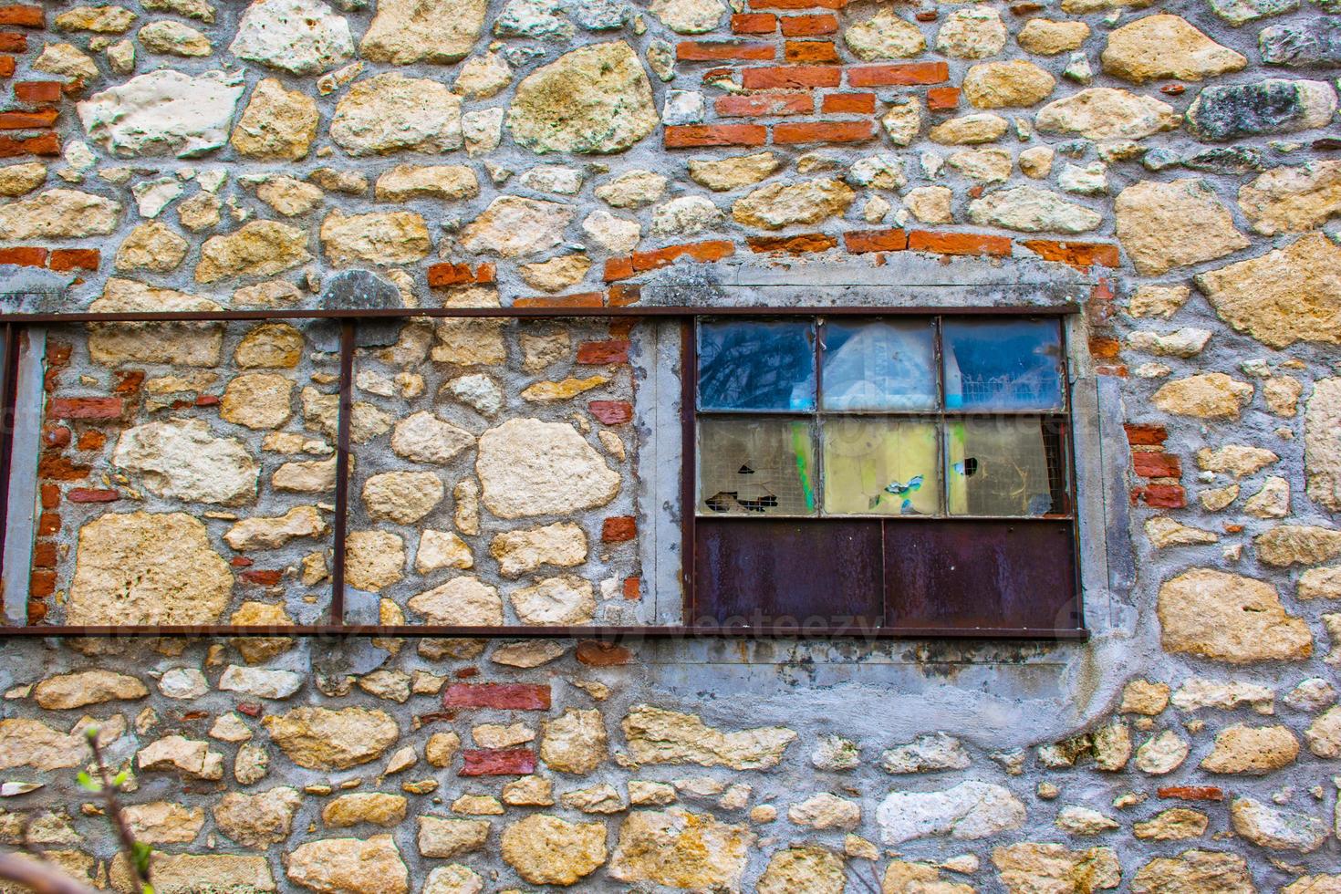Fenêtre colorée d'une ancienne grange sur un mur photo