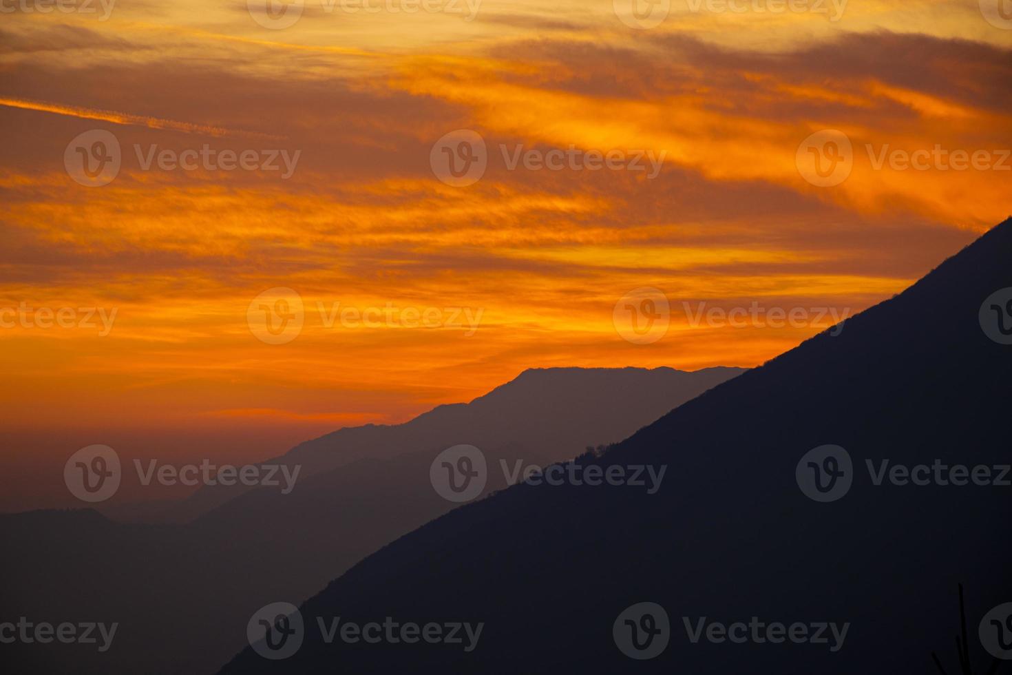 coucher de soleil passionnant dans les pré-alpes de vicenza photo