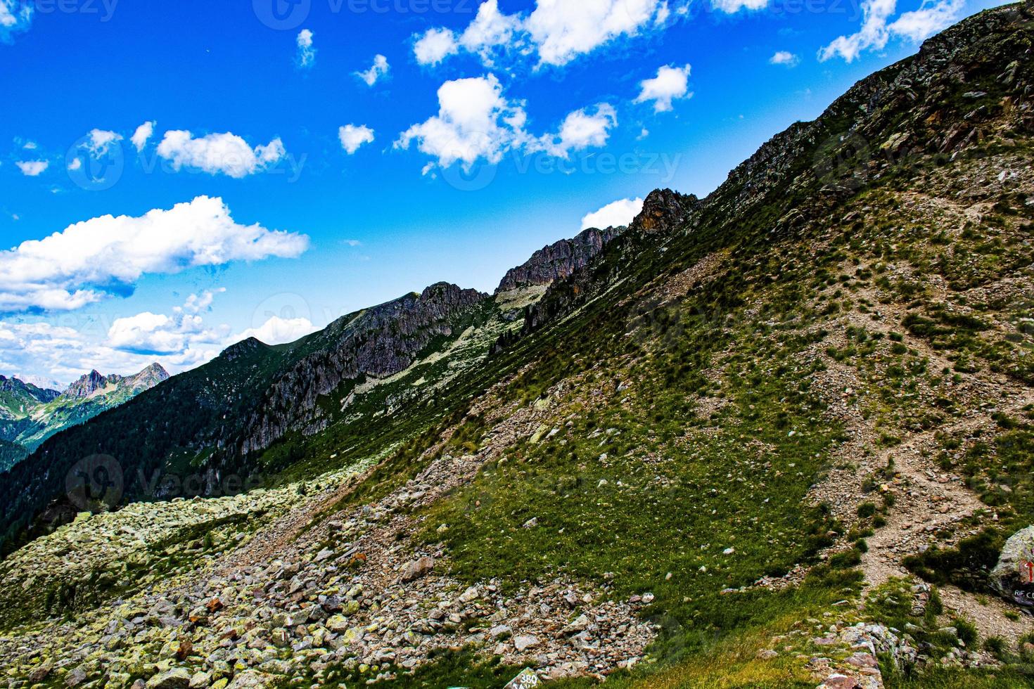 Vue sur le col de magna dans le chemin de granit sur le lagorai dans les dolomites photo