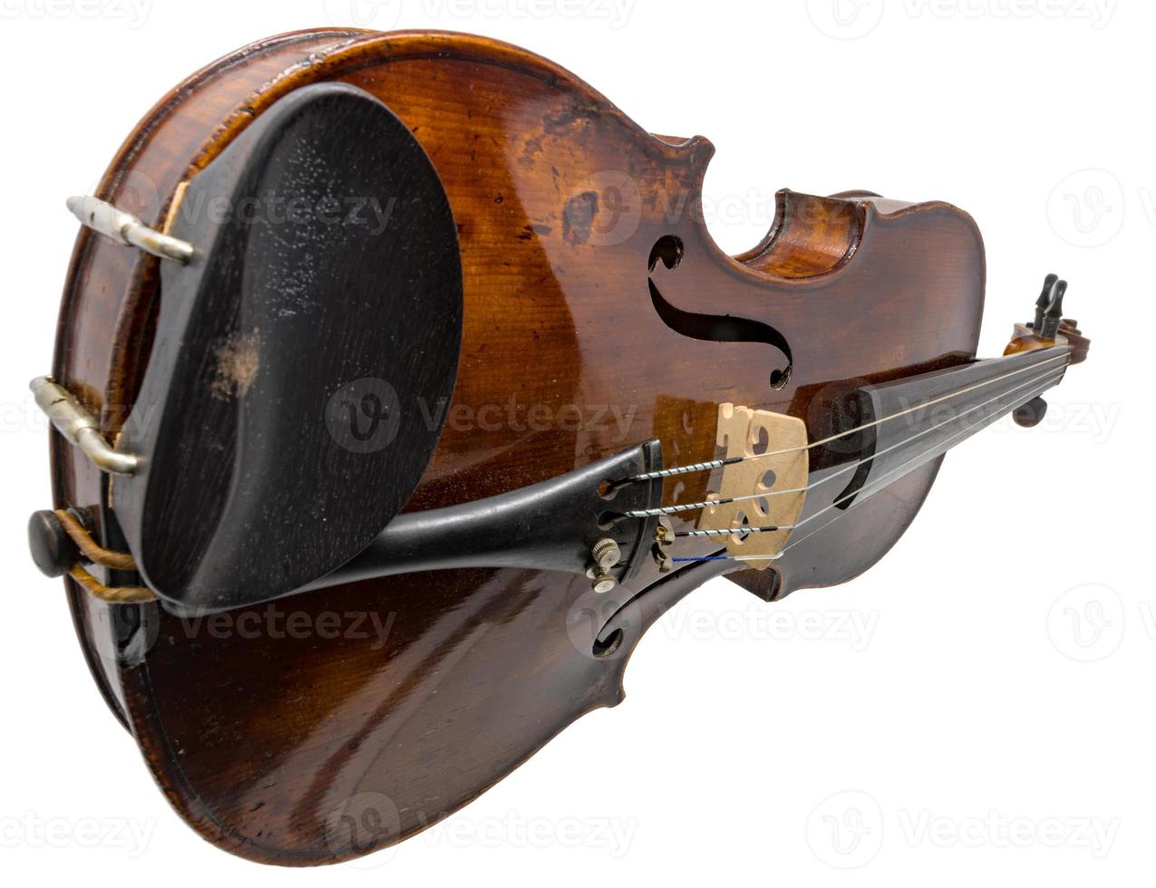 Vieux violon antique brun foncé isolé sur blanc photo