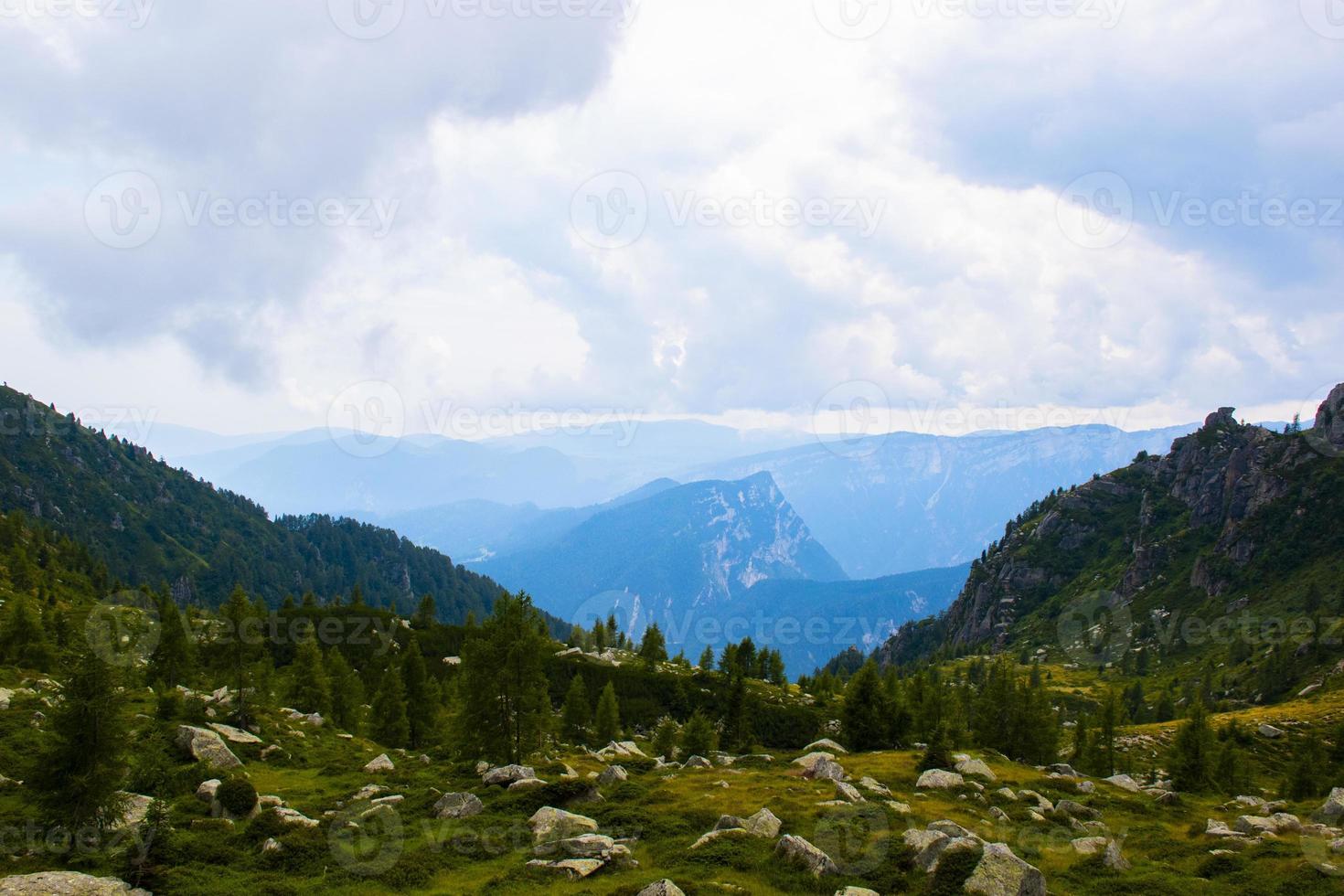 beau sentier alpin sur le lagorai photo