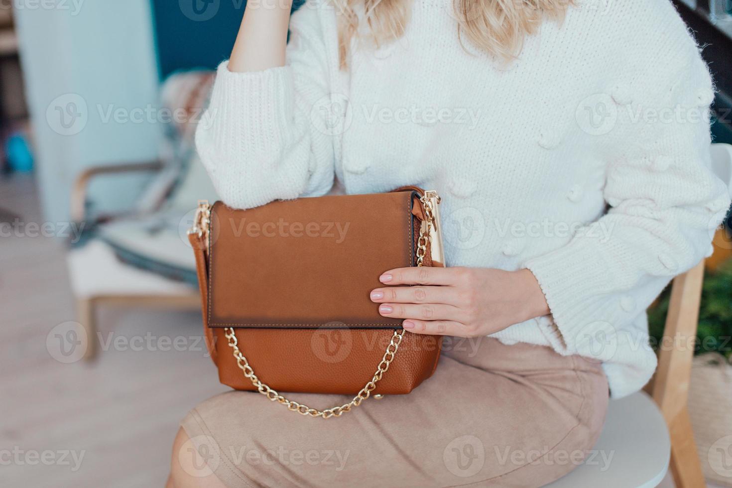 de beaux sacs complètent le style d'une fille magnifiquement habillée photo