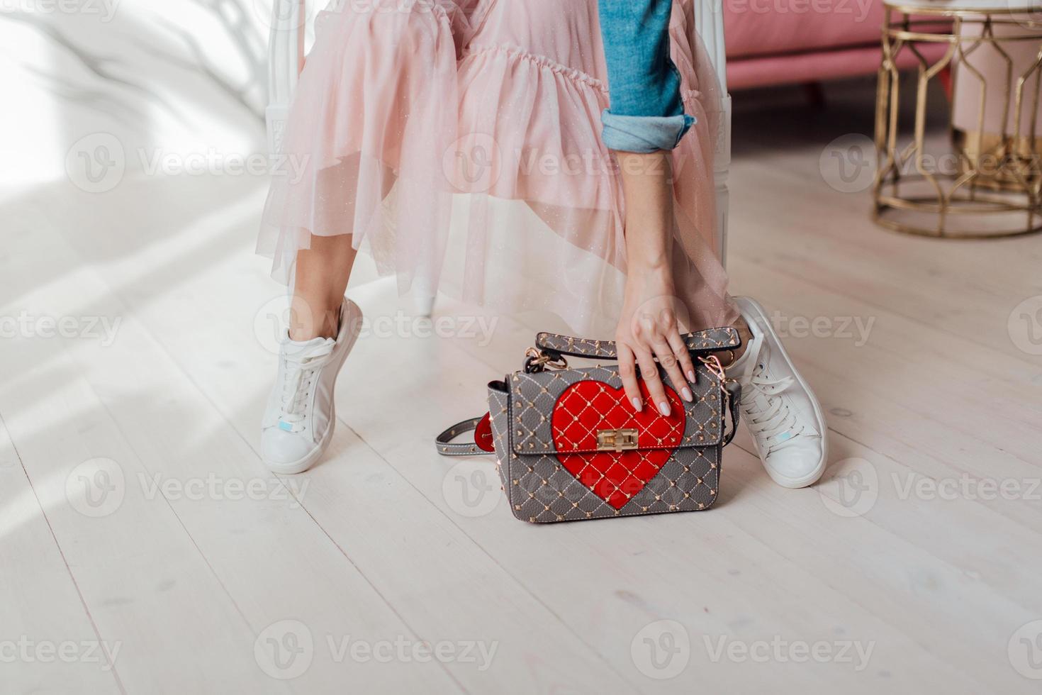 de beaux sacs complètent le style d'une fille magnifiquement habillée photo