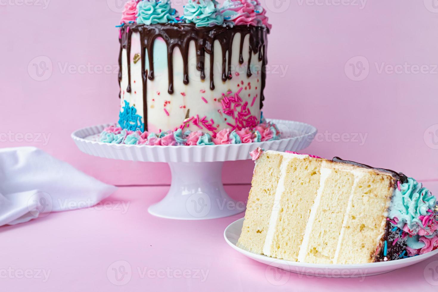 gâteau d'anniversaire délicieux et coloré photo
