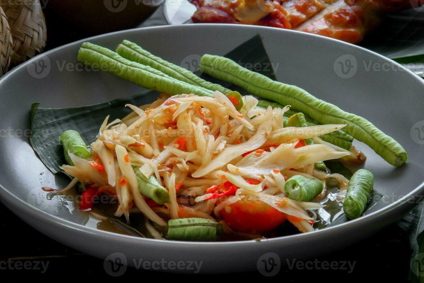 thaïlandais nourriture plat tous les deux dans Thaïlande et Asie Papaye salade ou comme nous appel il somtum est complété avec grillé poulet et gluant riz avec Frais sautés. servi sur le noir en bois tableau. photo