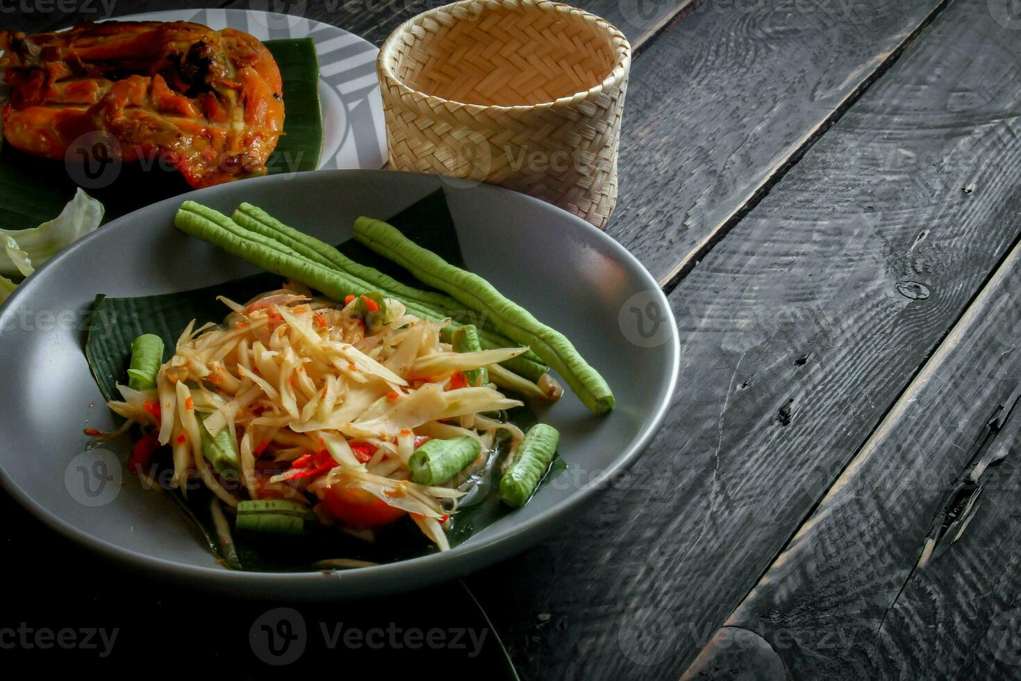 thaïlandais nourriture plat tous les deux dans Thaïlande et Asie, Papaye salade ou comme nous appel il somtum est complété avec grillé poulet et gluant riz avec Frais sautés. servi sur le noir en bois tableau. photo