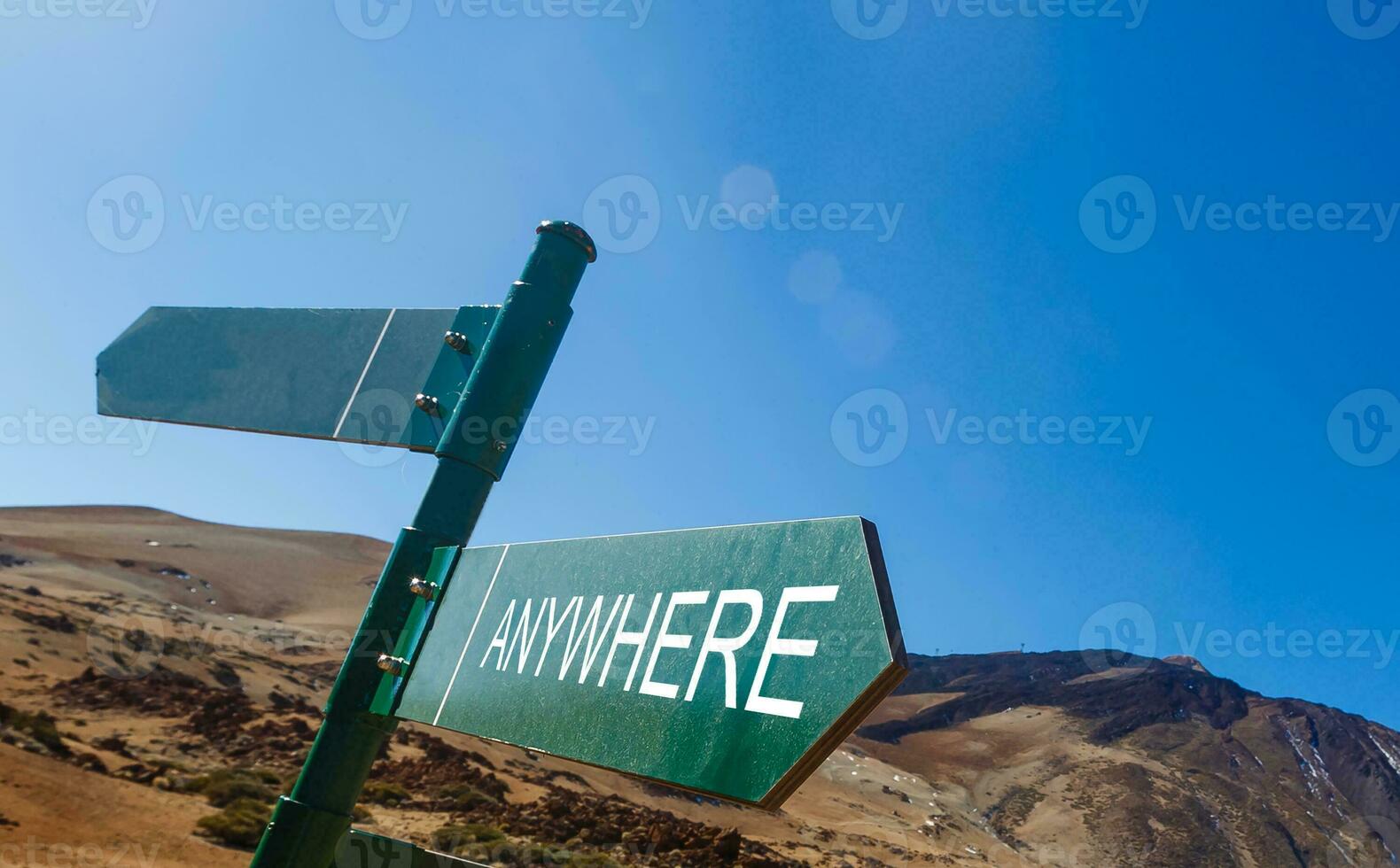 Carrefour poteau indicateur en disant cette chemin, cette chemin, nulle part photo