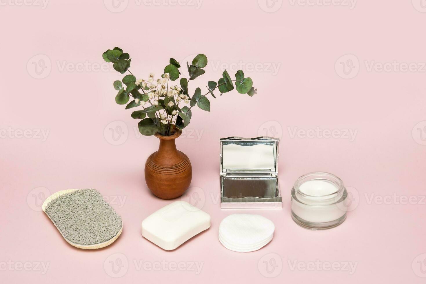 cosmétique accessoires visage crème, miroir, serviette, peau sérum, savon  sur une pâle rose Contexte 24492828 Photo de stock chez Vecteezy