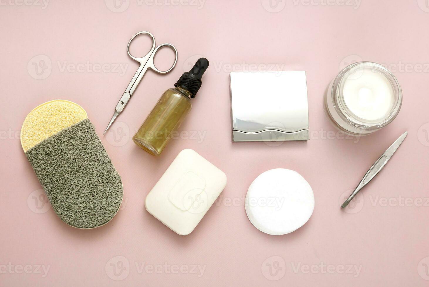 cosmétique accessoires visage crème, miroir, serviette, peau sérum, savon  sur une pâle rose Contexte 24492828 Photo de stock chez Vecteezy