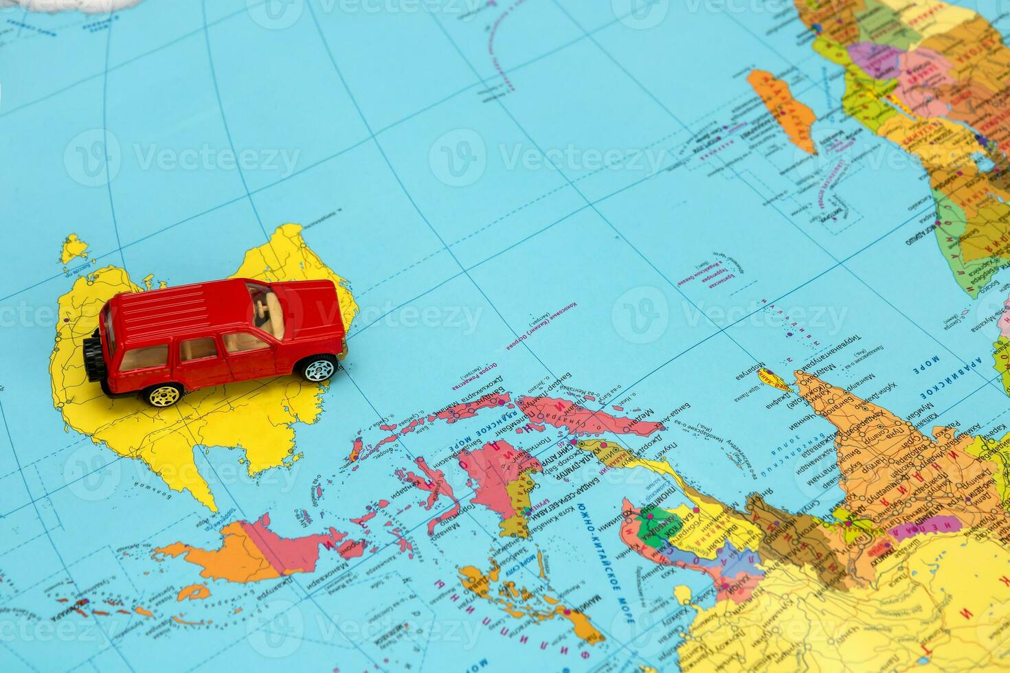 jouet rouge voiture sur le monde carte dans Australie, caravaning photo