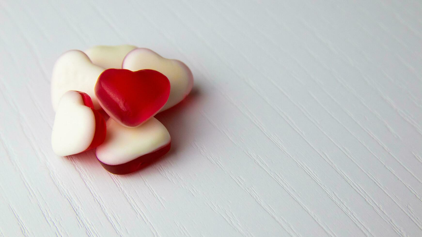 cœur en forme de bonbons sur blanc Contexte photo