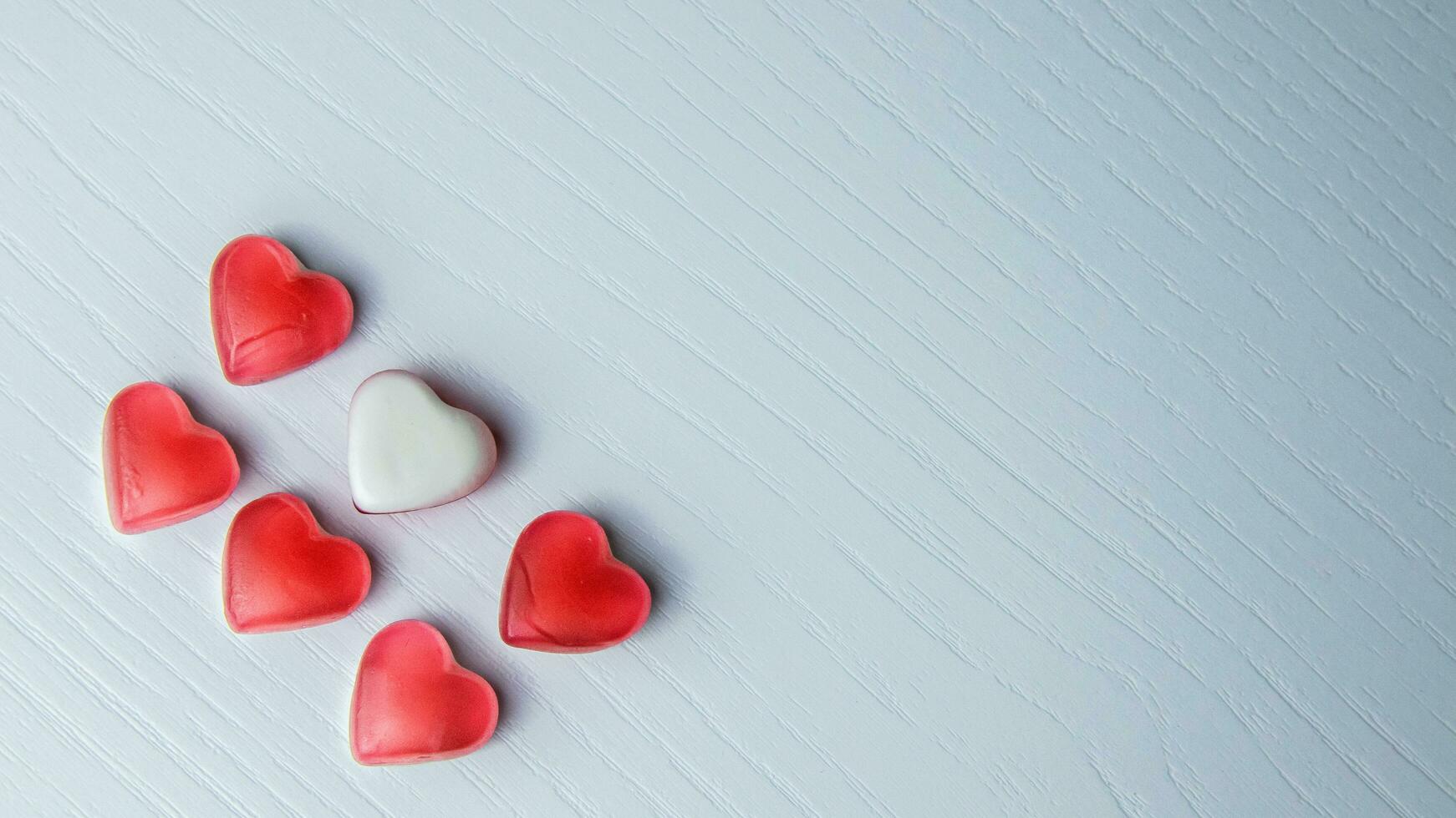 cœur en forme de bonbons sur blanc Contexte photo