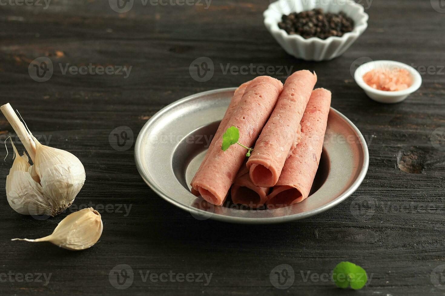 jambon fumé du boeuf sur rustique assiette photo