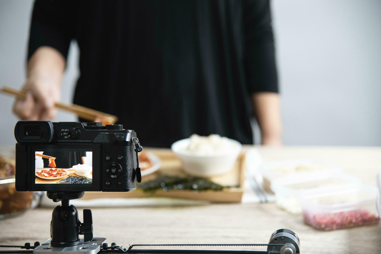 gens en utilisant numérique caméra prise nourriture photographier ou vidéo studio production photo
