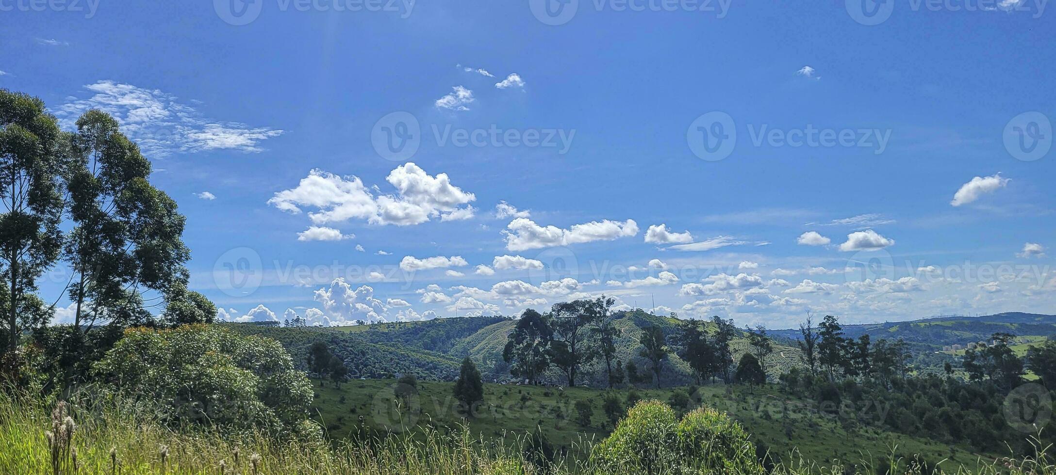 image de montagnes dans le intérieur de Brésil photo