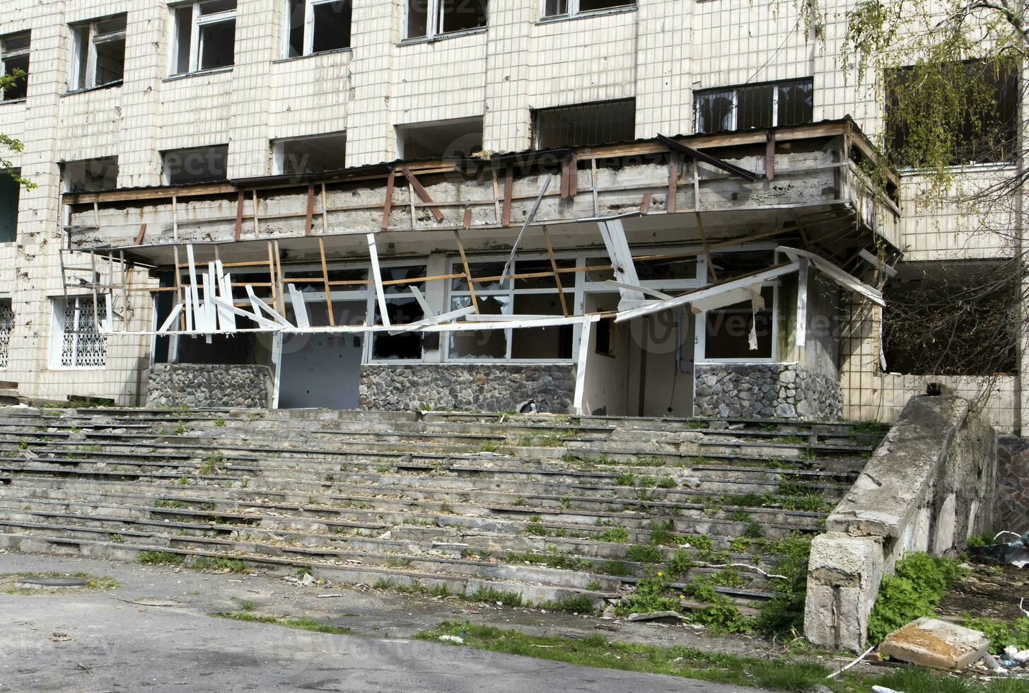 brûlé appartements dans une à plusieurs étages Résidentiel bâtiment, le conséquences de le guerre dans Ukraine. bâtiments endommagé par coquilles. réel terrifiant métrage de le guerre dans Ukraine. restes de propriété. photo