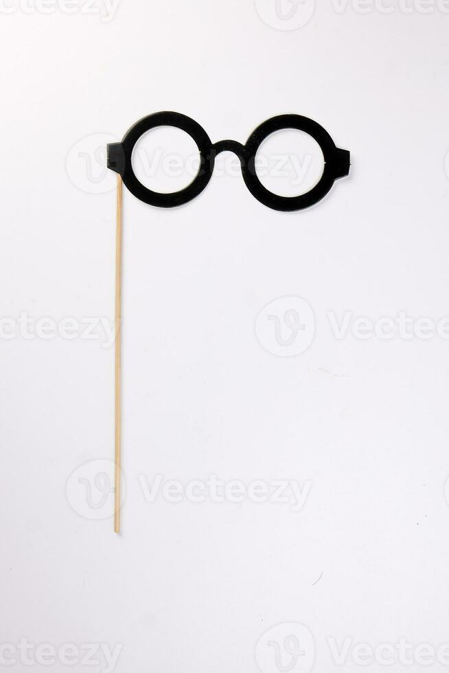 noir rond lunettes spectacle Cadre forme papier mourir Couper selfie portrait fête amusement papier soutenir autocollant bâton sur blanc Contexte photo