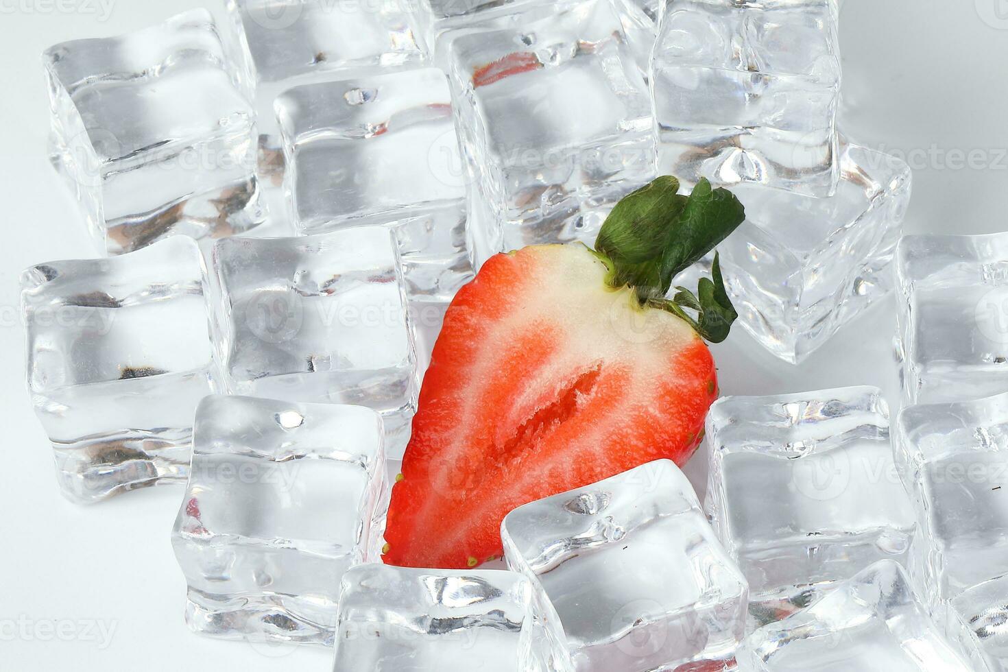 fraise lis la glace cube sur blanc Contexte photo