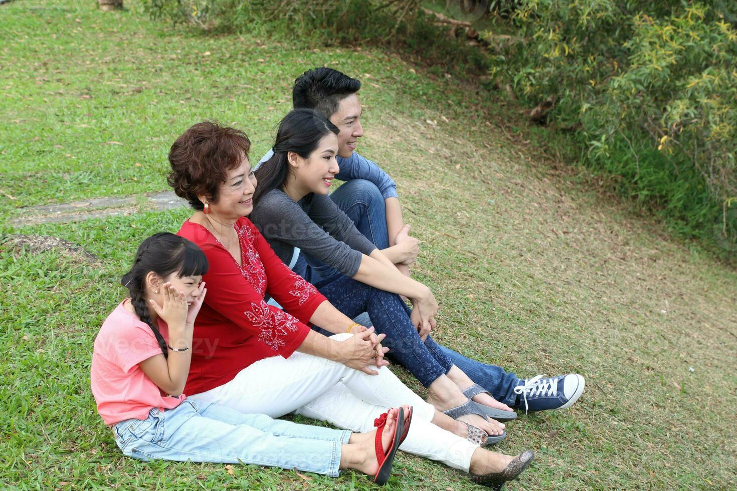 sud-est asiatique multigénération famille Parents fille grand-mère père mère enfant pose content asseoir supporter photo