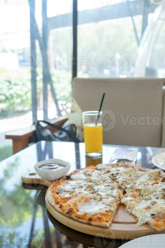 italien poulet Pizza avec Mozarella fromage sur verre table dans rue café photo