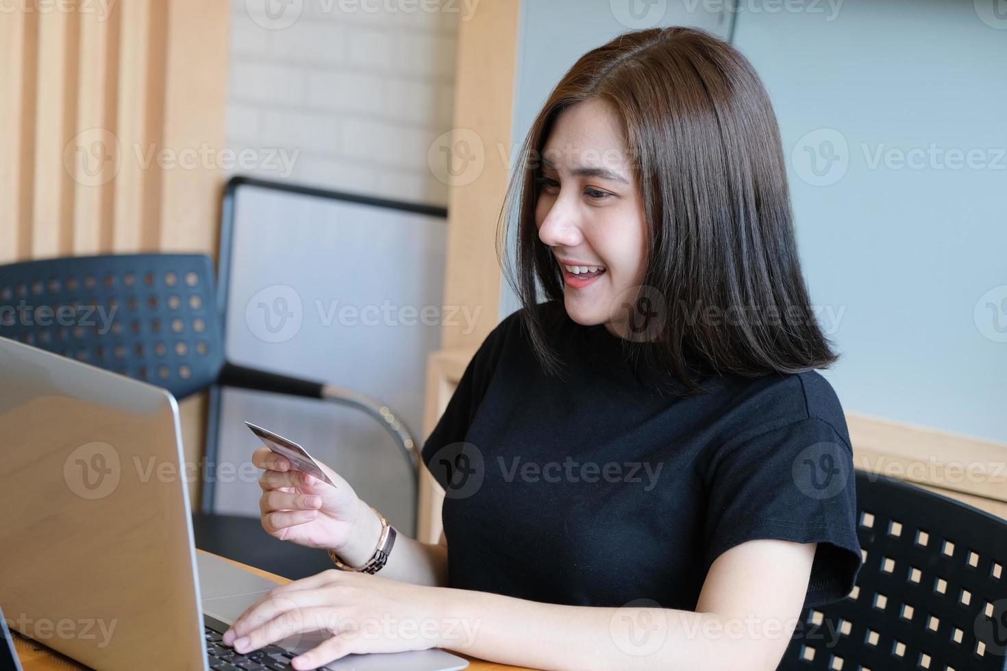 jeune femme, tenue, carte crédit, et, utilisation ordinateur, pour, achats en ligne photo